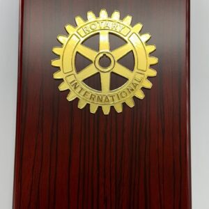 Madera con escudo Rotary dorado