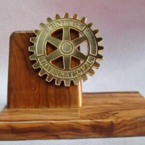 Trofeo madera olivo con escudo Rotary bronce