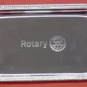 Bandeja rectangular con asas metal plateado con escudo Rotary International